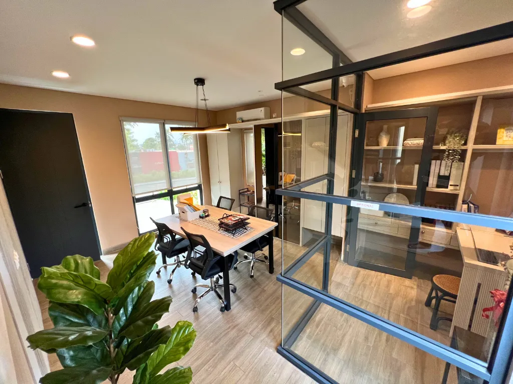 Latinos Business District 4